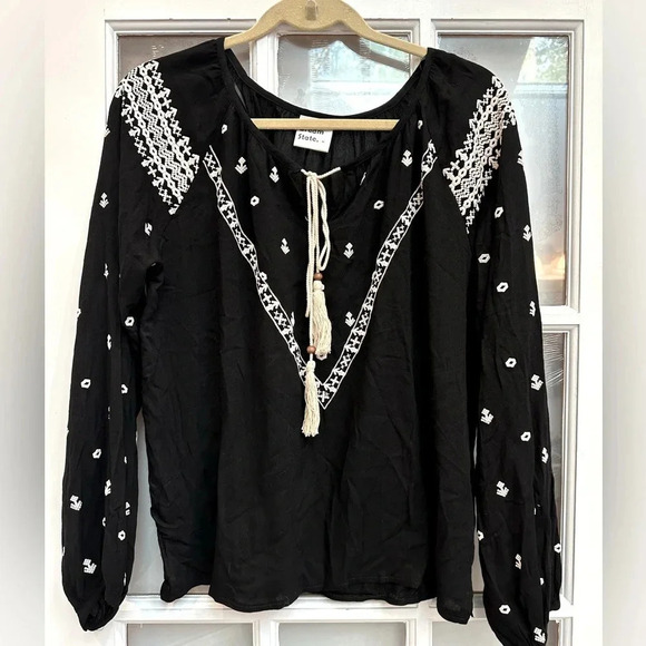 Dream State Black White Boho Embroidered Aztec Southwestern Tasel Blouse Size M - Picture 10 of 10